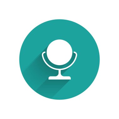 Beyaz yuvarlak makyaj aynası ikonu uzun gölgeli izole edilmiş. Yeşil daire düğmesi. Vektör İllüstrasyonu.