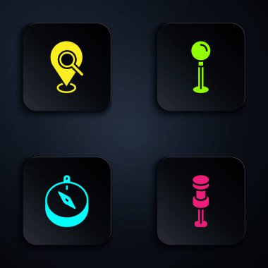 Push pimini, arama yerini, pusulayı ve... Siyah kare düğme. Vektör.