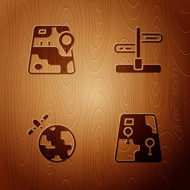 Şehir haritası navigasyonunu, gezegenin yörüngesindeki uyduları ve tahta arka planda trafik işaretini ayarla. Vektör.