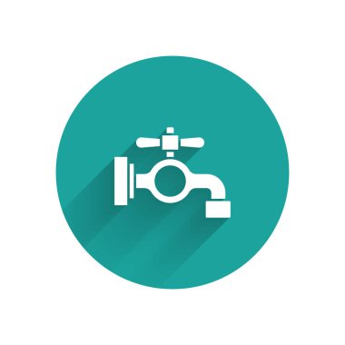 Beyaz su musluğu ikonu uzun gölgeli izole edilmiş. Yeşil daire düğmesi. Vektör.