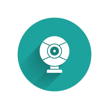 Beyaz güvenlik kamerası ikonu uzun gölgeli izole edilmiş. Yeşil daire düğmesi. Vektör.