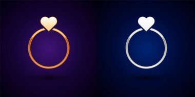 Altın ve gümüş alyanslar siyah arka planda izole edilmiş. Gelin ve damat mücevher tabelası. Evlilik sembolü. Elmas yüzük. Vektör.