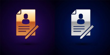 Siyah zemin üzerinde kalkan simgesi olan altın ve gümüş belgeler. Sigorta konsepti. Güvenlik, güvenlik, koruma, konsept koruma. Vektör.