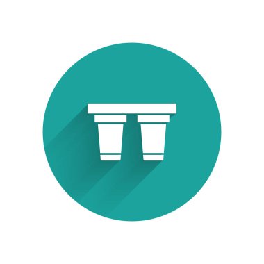 Beyaz Su filtresi simgesi uzun gölgeli izole edilmiş. Su filtreleme sistemi. Ters osmoz sistemi. Yeşil daire düğmesi. Vektör.