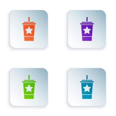 Beyaz arka planda izole edilmiş saman ve su ikonu içen renkli kağıt bardak. Soda bardağı. Taze soğuk içecek sembolü. Kare düğmelere renkli simgeleri yerleştir. Vektör.