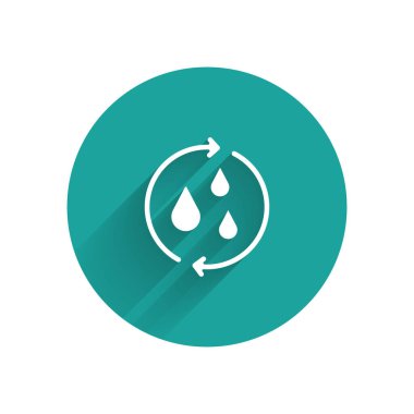 Beyaz geri dönüşümlü temiz su ikonu uzun gölgeli izole edilmiş. İşaret geri dönüşümlü bir damla su. Yeşil daire düğmesi. Vektör.