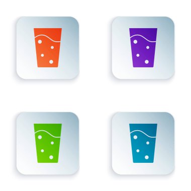 Beyaz zemin üzerinde su simgesi olan renkli camlar. Soda bardağı. Kare düğmelere renkli simgeleri yerleştir. Vektör.