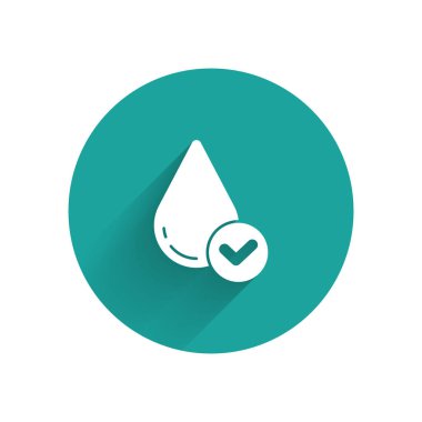 Beyaz su damlası ikonu uzun gölgeli izole edilmiş. Yeşil daire düğmesi. Vektör.