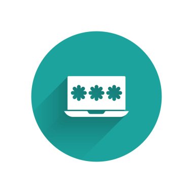 Parola bildirim simgesine sahip beyaz dizüstü bilgisayar uzun gölgeyle izole edildi. Güvenlik, kişisel erişim, kullanıcı yetkisi, giriş formu. Yeşil daire düğmesi. Vektör.