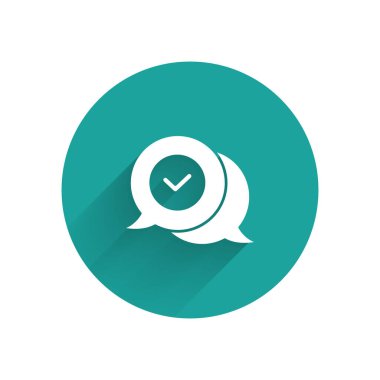 Konuşma baloncuğu simgesindeki uzun gölgeli beyaz kontrol işareti. Güvenlik, güvenlik, koruma, gizlilik kavramı. Kene izi onaylandı. Yeşil daire düğmesi. Vektör.