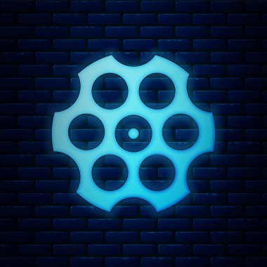 Parlayan neon Revolver silindir simgesi tuğla duvar arka planında izole edildi. Vektör.