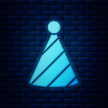 Parlayan neon parti şapka simgesi tuğla duvar arkasında izole edildi. Doğum günü şapkası. Vektör.