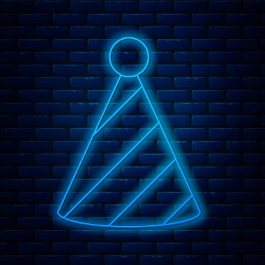 Parlayan neon hattı parti şapkası simgesi tuğla duvar arkasında izole edildi. Doğum günü şapkası. Vektör.