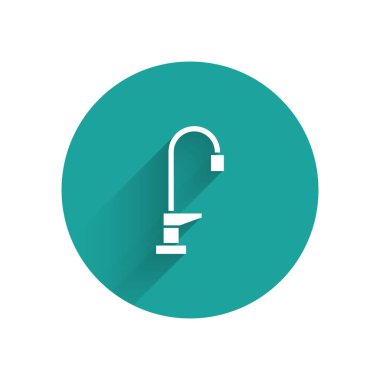 Beyaz su musluğu ikonu uzun gölgeli izole edilmiş. Yeşil daire düğmesi. Vektör.