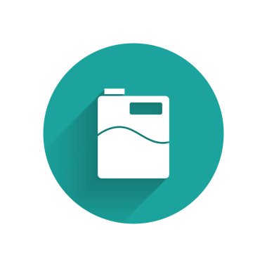 Temiz su ikonlu, uzun gölgeli beyaz büyük bir şişe. Soğutucu için plastik kap. Yeşil daire düğmesi. Vektör.