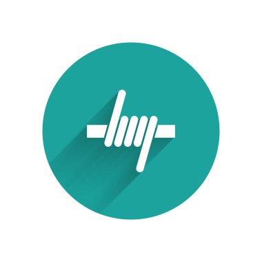 Beyaz dikenli tel ikonu uzun gölgeli izole edilmiş. Yeşil daire düğmesi. Vektör.