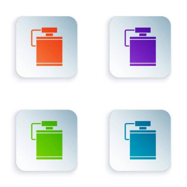 Beyaz arka planda izole edilmiş renkli kantin su şişesi simgesi. Turist matarası ikonu. Kampanyada bir kavanoz su kullanıldı. Kare düğmelere renkli simgeleri yerleştir. Vektör.