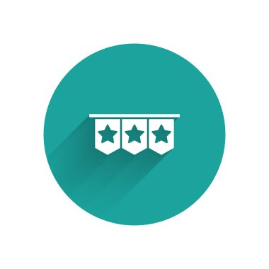 Bayraklı beyaz karnaval çelengi uzun gölgeli izole edilmiş. Doğum günü kutlaması için parti flamaları, festival dekorasyonu. Yeşil daire düğmesi. Vektör.