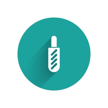 Uzun gölgeli beyaz sosisli sandviç ikonu. Sosis ikonu. Fast food burcu. Yeşil daire düğmesi. Vektör.