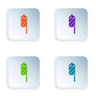 Beyaz arkaplanda izole edilmiş renkli Firework roket ikonu. Eğlence partisi anlayışı. Patlayıcı havai fişek sembolü. Kare düğmelere renkli simgeleri yerleştir. Vektör.