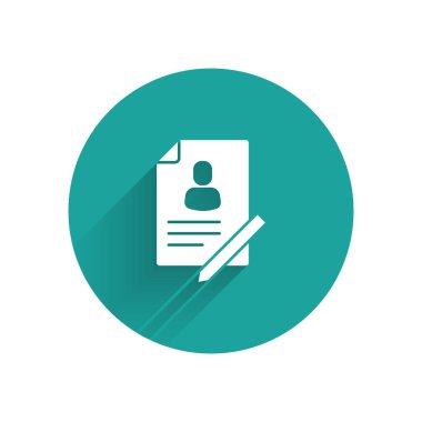 Kalkan simgesinin uzun gölgeli olduğu beyaz belge. Sigorta konsepti. Güvenlik, güvenlik, koruma, konsept koruma. Yeşil daire düğmesi. Vektör.