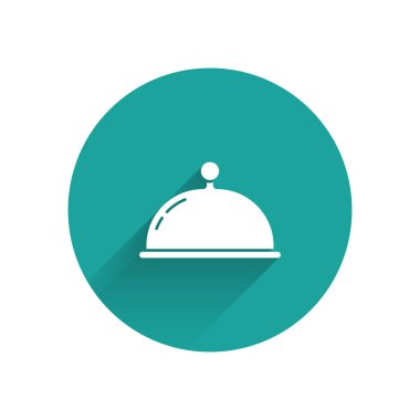 Uzun gölgeli bir tepsi yemek ikonu ile kaplanmış. Tepsi ve kapak işareti. Kapaklı bir restoran saati. Yeşil daire düğmesi. Vektör.