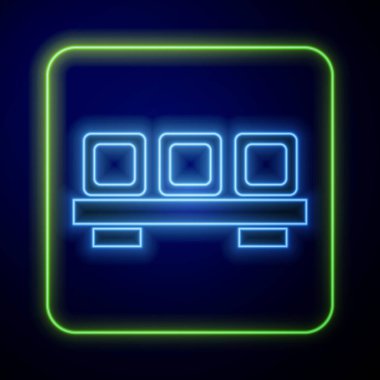 Kesme tahtasında parlayan neon suşi mavi arka planda izole edilmiş. Tahtada Asya yemeği suşisi. Vektör.