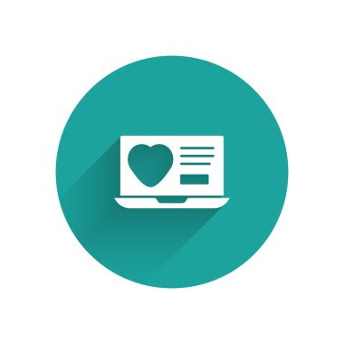 White Dating uygulaması çevrimiçi dizüstü bilgisayar konsepti simgesi uzun gölgeli izole edildi. Kadın erkek profili düz tasarım. Çift ilişki için eşleşiyor. Yeşil daire düğmesi. Vektör.