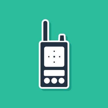 Mavi Telsiz sesli ikonu yeşil arkaplanda izole edildi. Taşınabilir radyo vericisi simgesi. Radyo alıcı-vericisi işareti. Vektör.