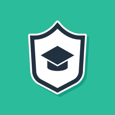 Yeşil zemin üzerinde kalkan simgesi olan mavi mezuniyet şapkası. Sigorta konsepti. Güvenlik, güvenlik, koruma, konsept koruma. Vektör.