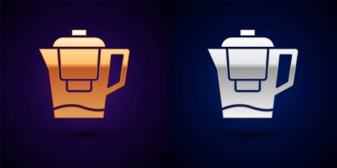 Siyah arkaplanda izole edilmiş bir filtre ikonu olan altın ve gümüş su testisi. Vektör.