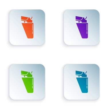 Tabanca kılıfındaki renkli tabanca beyaz arka planda izole edilmiş. Kare düğmelere renkli simgeleri yerleştir. Vektör.