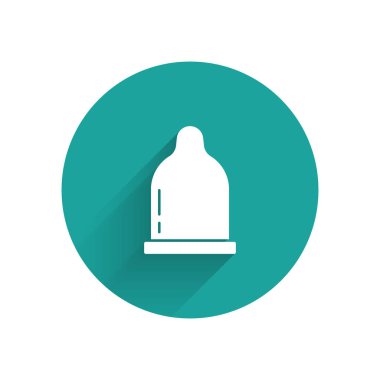 Uzun gölgeli beyaz kondom simgesi. Güvenli aşk sembolü. Erkekler için doğum kontrol yöntemi. Yeşil daire düğmesi. Vektör.