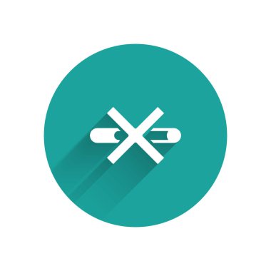 Beyaz Sigara İçilmeyen simgesi uzun gölgede izole edildi. Sigara sembolü. Yeşil daire düğmesi. Vektör.