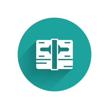 White Stacks kağıt para ikonu uzun gölgeli izole. Para desteleri. Para birimi. Yeşil daire düğmesi. Vektör.
