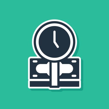 Mavi Zaman yeşil arka planda izole edilmiş para simgesidir. Para zamandır. Etkili zaman yönetimi. Zamanı paraya çevir. Vektör.