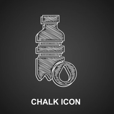 Tebeşir şişesi siyah arka planda izole edilmiş su ikonu. Soda su içme tabelası. Vektör.