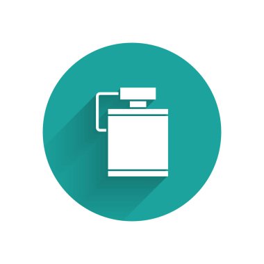 Beyaz matara ikonu uzun gölgeli izole edilmiş. Turist matarası ikonu. Kampanyada bir kavanoz su kullanıldı. Yeşil daire düğmesi. Vektör.