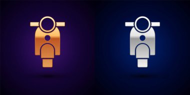 Siyah arka planda altın ve gümüş Scooter ikonu var. Vektör.