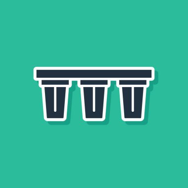 Mavi Su filtresi simgesi yeşil arkaplanda izole edildi. Su filtreleme sistemi. Ters osmoz sistemi. Vektör.