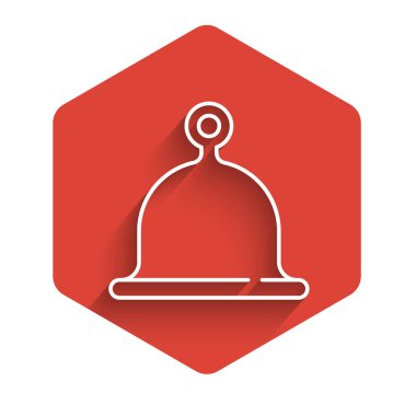 Uzun gölgeli beyaz çizgi sauna şapkası simgesi. Kırmızı altıgen düğmesi. Vektör.