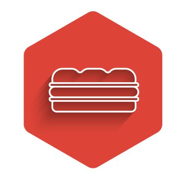 Beyaz çizgi sandviç ikonu uzun gölgeli izole edilmiş. Hamburger ikonu. Burger besin sembolü. Çizburger tabelası. Sokak fast food menüsü. Kırmızı altıgen düğmesi. Vektör.