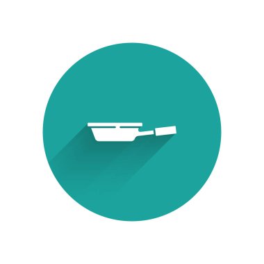 Beyaz kızartma ikonu uzun gölgeli izole edilmiş. Kızartma veya kızartma gıda sembolü. Yeşil daire düğmesi. Vektör.