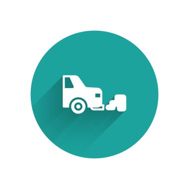 Beyaz Araba egzoz ikonu uzun gölgeli izole edilmiş. Yeşil daire düğmesi. Vektör.