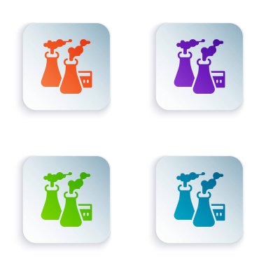 Fabrika simgesinden gelen renkli duman beyaz arkaplanda izole edildi. Çevre kirliliği sorunu, fabrika duman boruları, ekoloji endüstriyel zarar. Kare düğmelere renkli simgeleri yerleştir. Vektör.