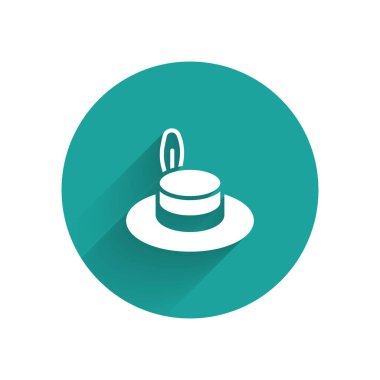 Uzun gölgeli, kurdele ikonlu beyaz adam şapkası. Yeşil daire düğmesi. Vektör.