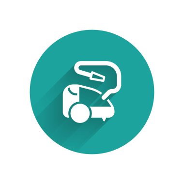 Beyaz elektrikli süpürge ikonu uzun gölgeli izole edilmiş. Yeşil daire düğmesi. Vektör.