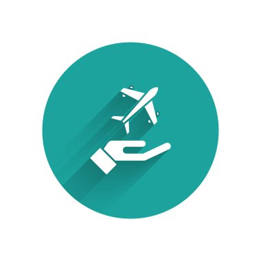 Beyaz Uçak 'ın elinde uzun gölgeli bir ikon var. Uçan uçak. Uçak sigortası. Güvenlik, güvenlik, koruma, konsept koruma. Yeşil daire düğmesi. Vektör.