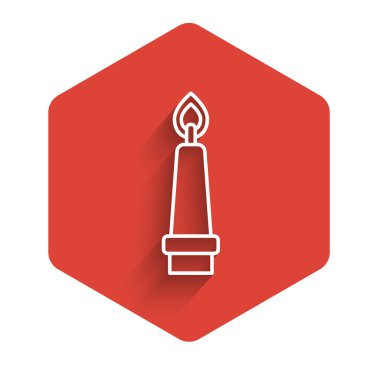 Mum ikonunda yanan beyaz çizgi uzun gölgeli izole edilmiş. Eski moda yanan mum. Silindirik mum çubuğu ve yanan ateş. Kırmızı altıgen düğmesi. Vektör.