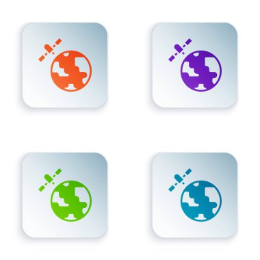 Dünya 'nın yörüngesindeki renkli yapay uydular beyaz arkaplanda izole edilmiş uzay ikonunda. İletişim, navigasyon konsepti. Kare düğmelere renkli simgeleri yerleştir. Vektör.